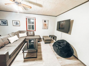 Luxury 2 Bedroom Spacious House with Huge Backyard